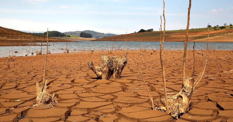 15ago2014---raizes-secas-ficam-aparentes-devido-a-seca-que-atinge-a-regiao-da-represa-jaguari-jacarei-na-cidade-de-joanopolis-no-interior-de-s